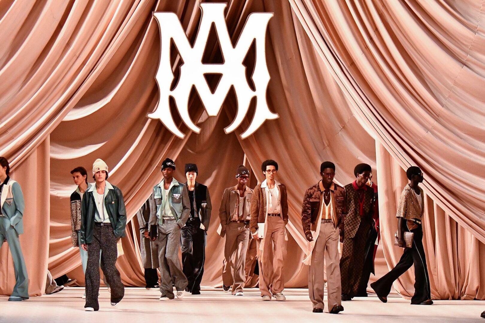 Дутые сапоги, балетки и большие костюмы: Что мы видели на мужских показах в Париже