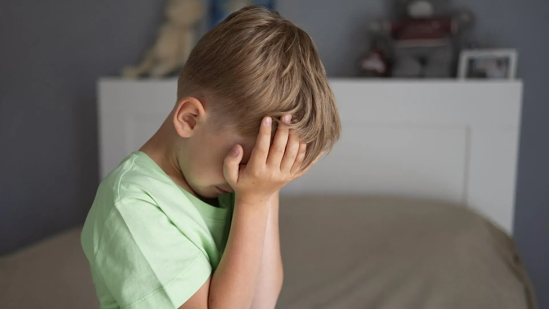 Жестоко избил шестилетнего сына в Санкт - Петербурге.