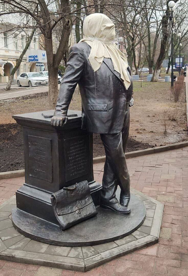 Памятник Жванецкому пришёлся россиянам не по душе