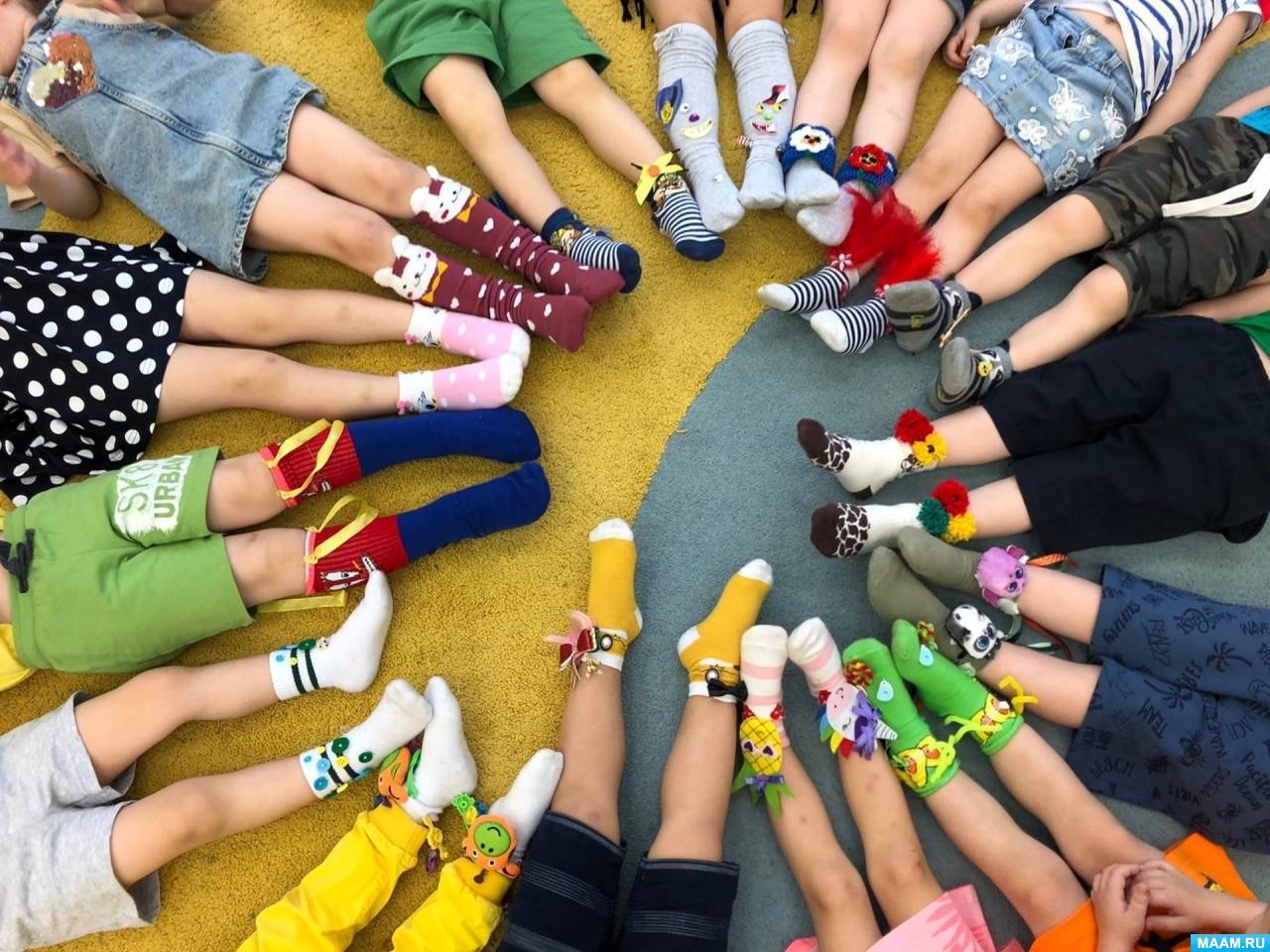 Как вы думаете, что думают ваши носки, когда их оставляют в одиночестве в шкафу