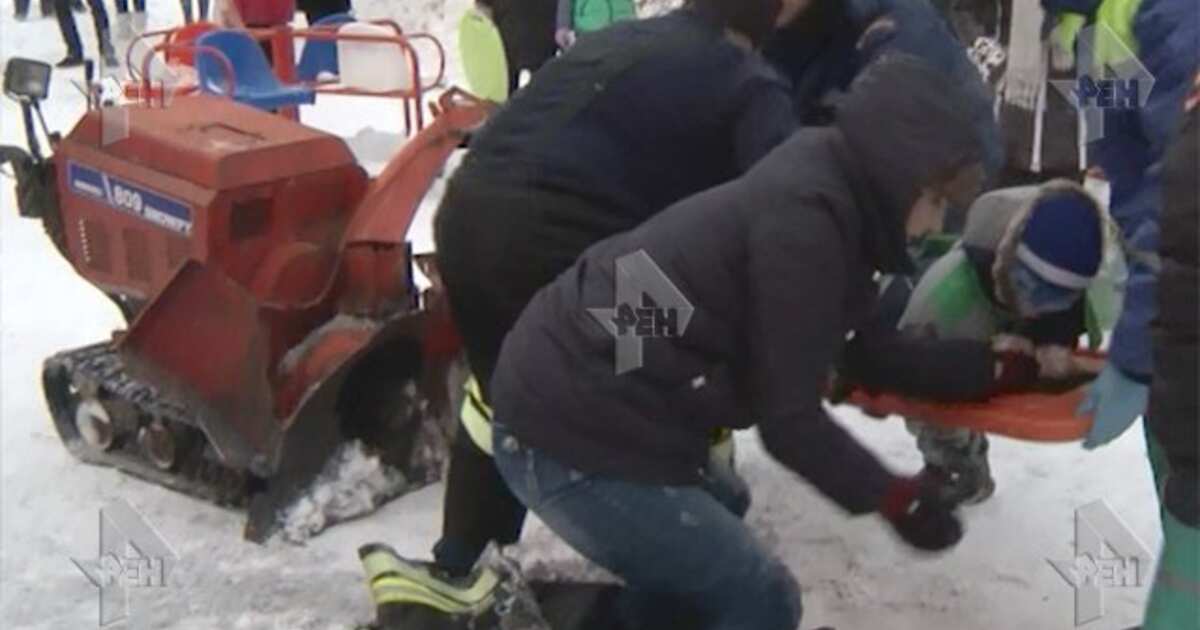 Школьника затянуло в снегоуборочную машину в северной части Москвы.