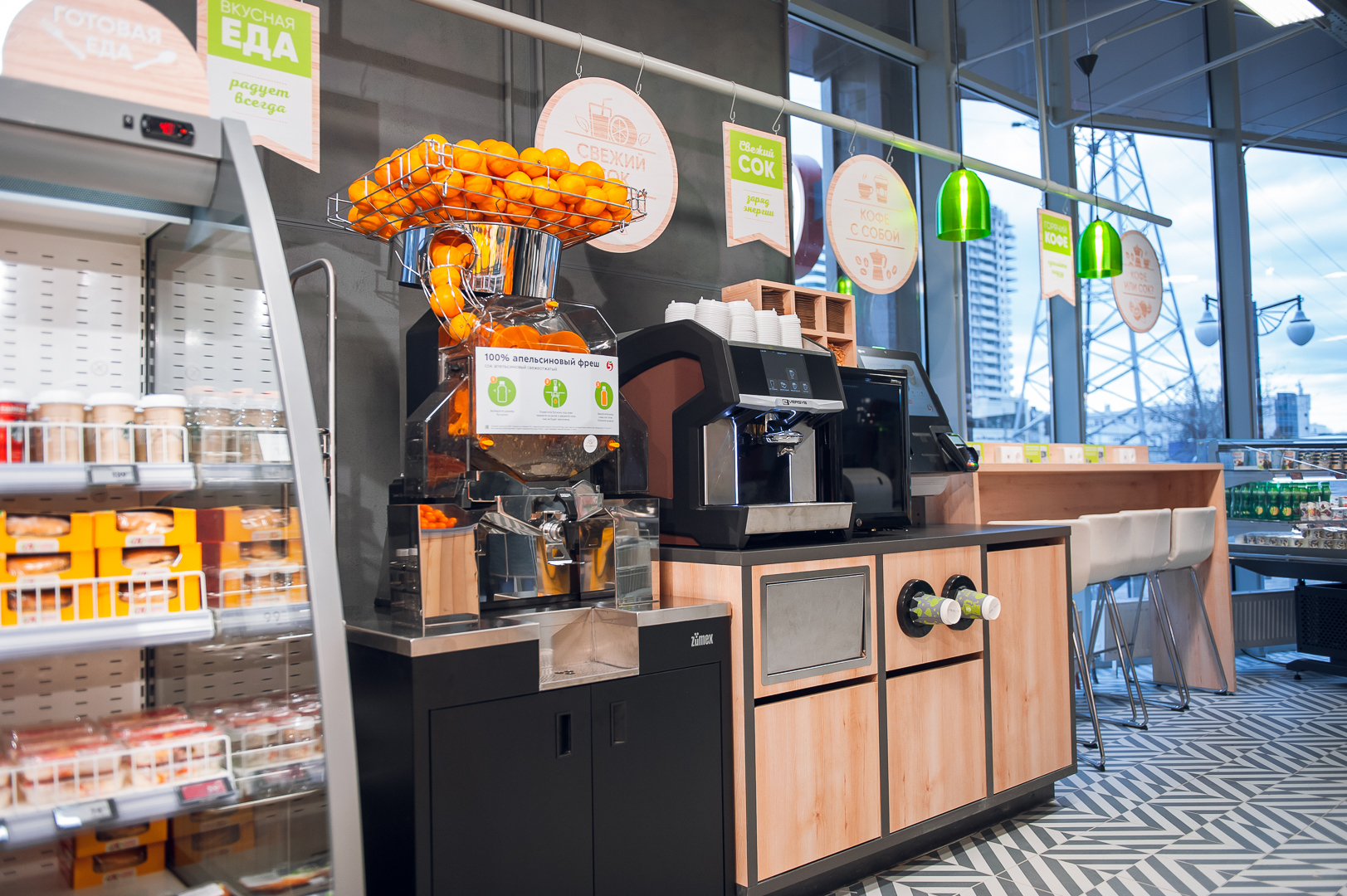 Где моя пенсионная скидка? Так спросила серьезная девушка серьезных лет в магазине у продавца или у кассира.