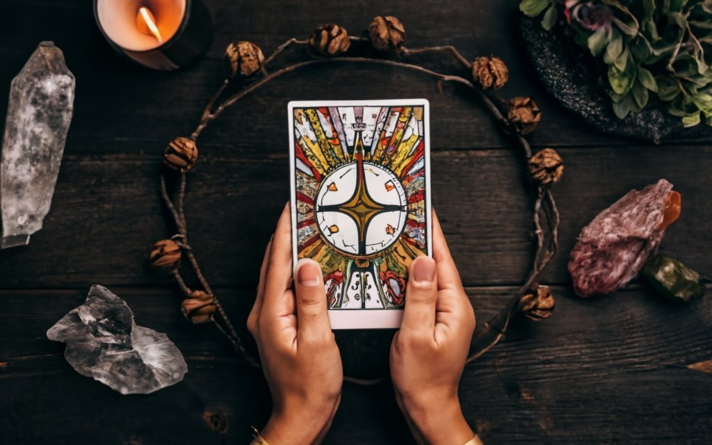 Погружение в мир Таро: путешествие через символы и мистику