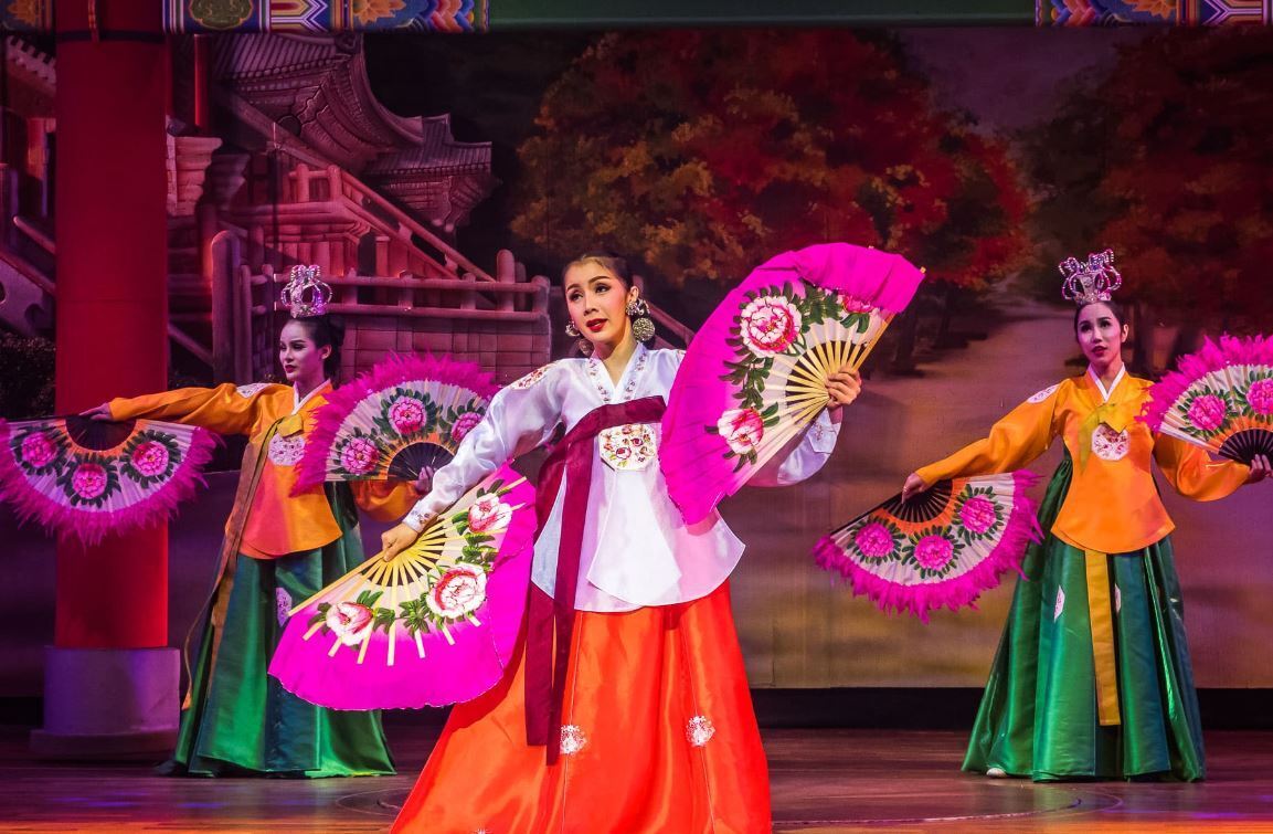 Знаменитое шоу "Альказар" в Паттайе (Тайланд). На сцене выступают прекрасные девушки... или совсем не девушки. Путешествие продолжается.