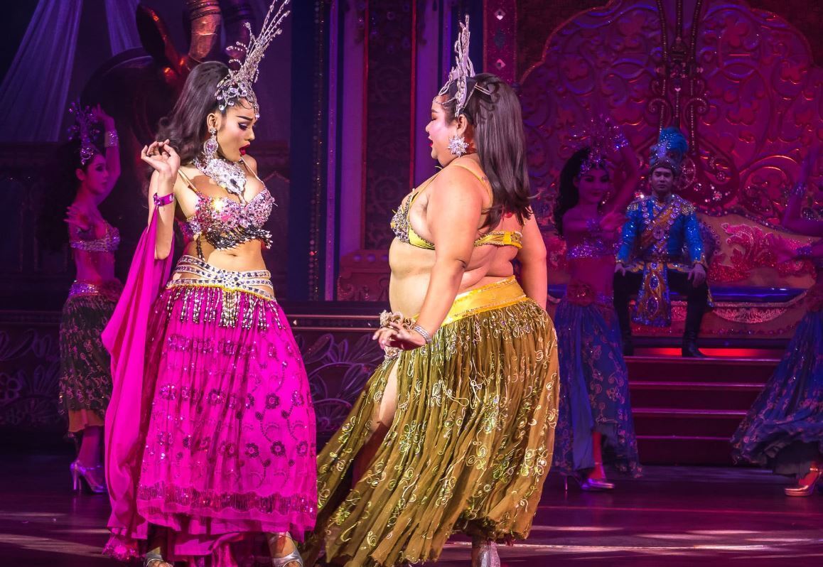 Знаменитое шоу "Альказар" в Паттайе (Тайланд). На сцене выступают прекрасные девушки... или совсем не девушки. Путешествие продолжается.