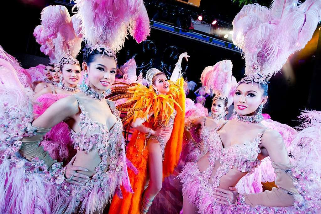 Знаменитое шоу "Альказар" в Паттайе (Тайланд). На сцене выступают прекрасные девушки... или совсем не девушки. Путешествие продолжается.