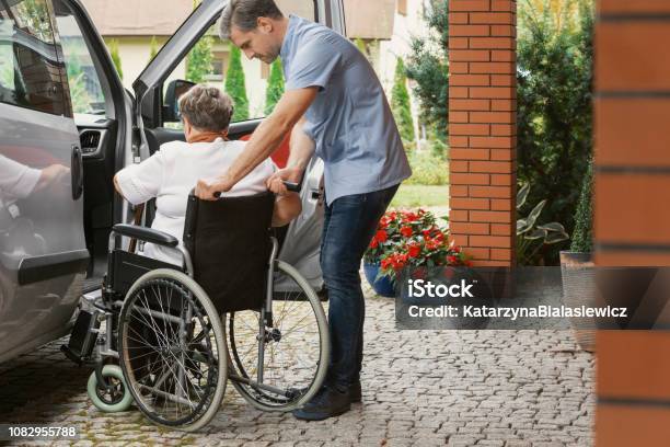 Льготы для инвалидов при покупке ОСАГО. Почему бы и не воспользоваться. Но есть особенности.