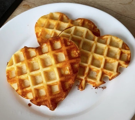 "Сладкая любовь: Вафельница-сердце iSottcom - идеальное устройство для создания волшебных вафель!"