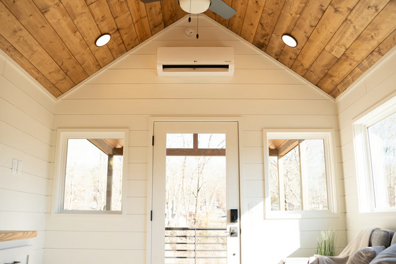 Просторный 45-футовый семейный дом на колесах, раскинувшийся на четырех осях