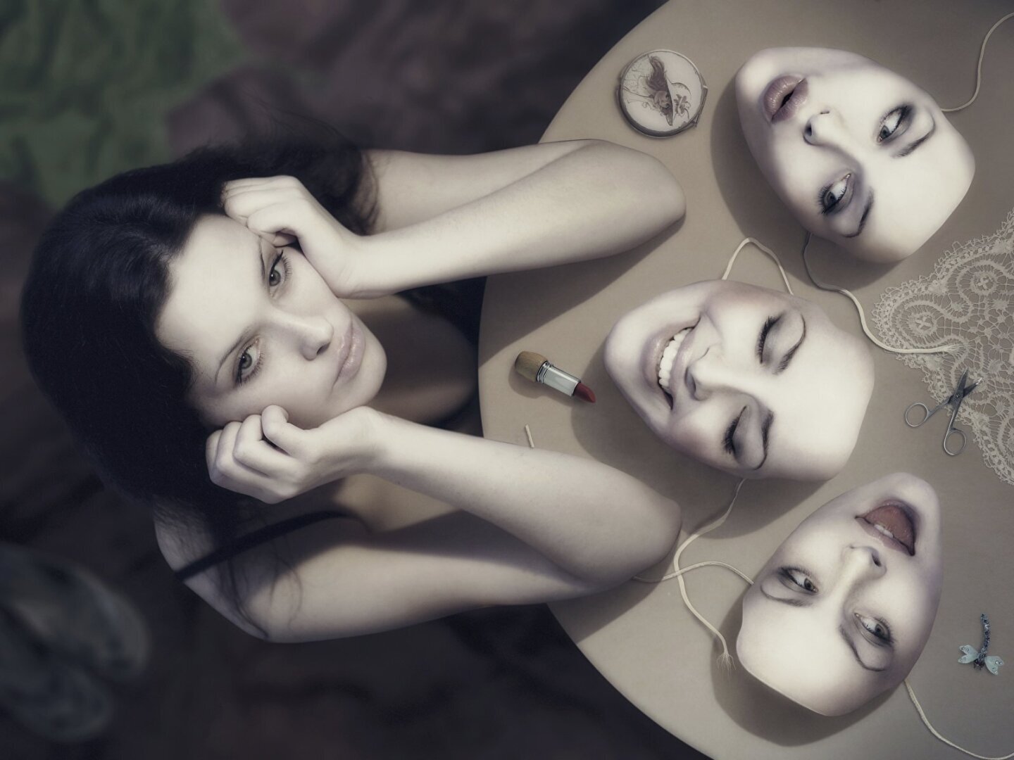 Загадочные Тени Общества: Как Социальные Маски Скрывают Настоящее "Я"