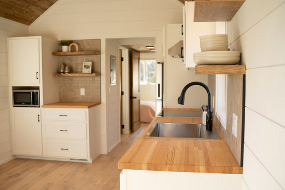 Просторный 45-футовый семейный дом на колесах, раскинувшийся на четырех осях