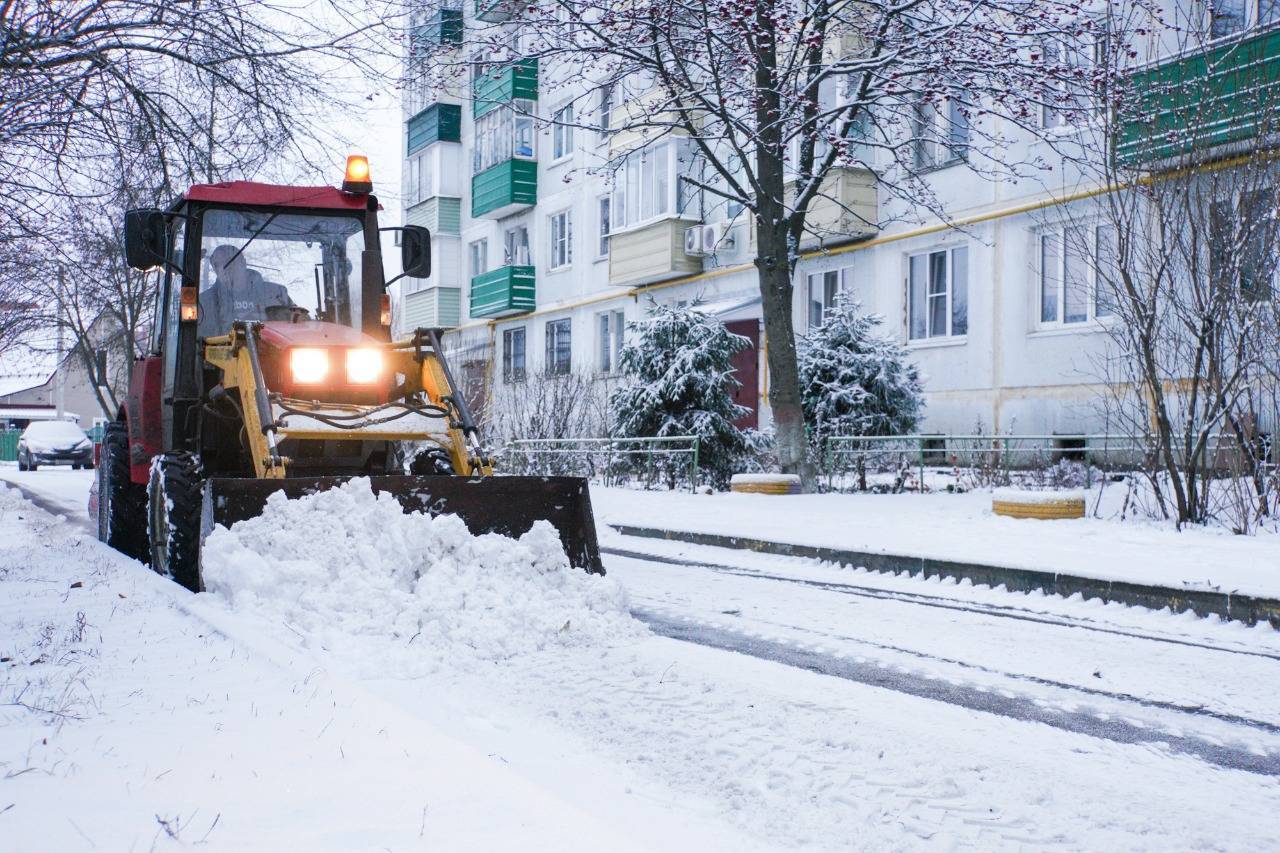 В зимний период уборочной техникой срезали бордюры: кто за это ответит? Практика юриста