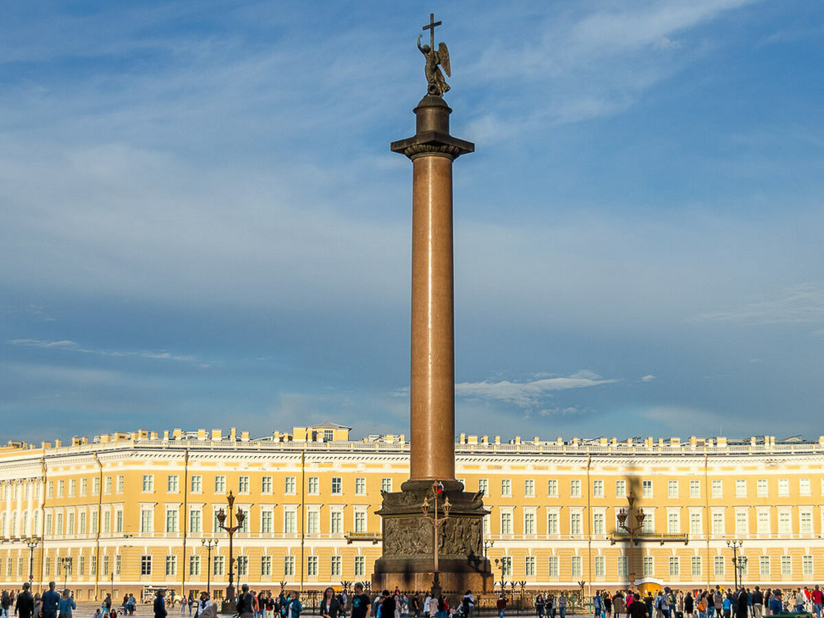 Памятник александру 1 в санкт. Монферран Александровская колонна. Памятник Александровская колонна в Санкт-Петербурге. Александровская колонна Огюст Монферран. Дворцовая площадь Александрийская колонна.