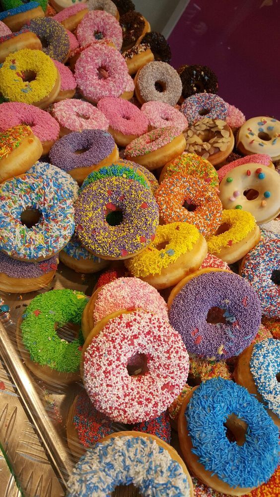 Пончики: круглая история о любви к сладкому!