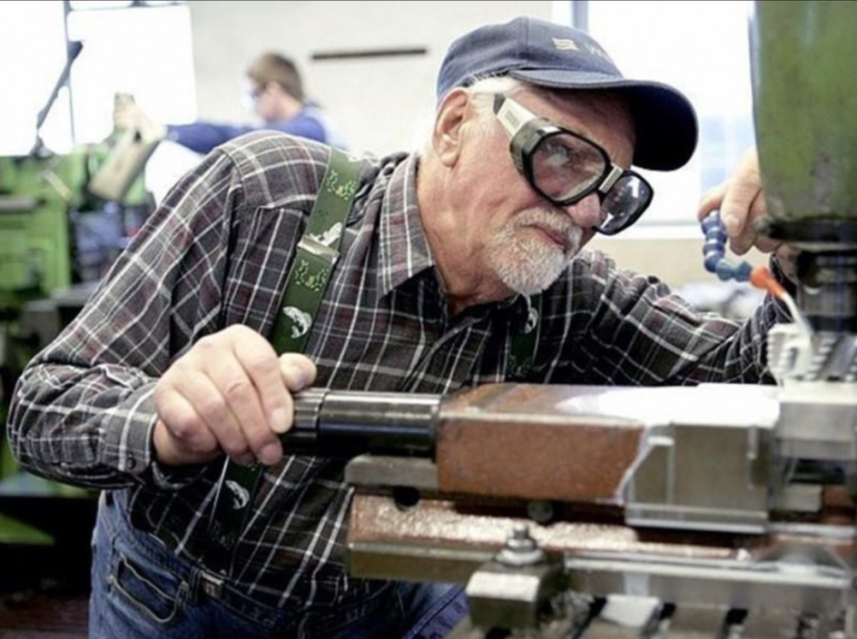 Пенсионеры на помощь!📢 Правительство борется с кризисом нехватки кадров!