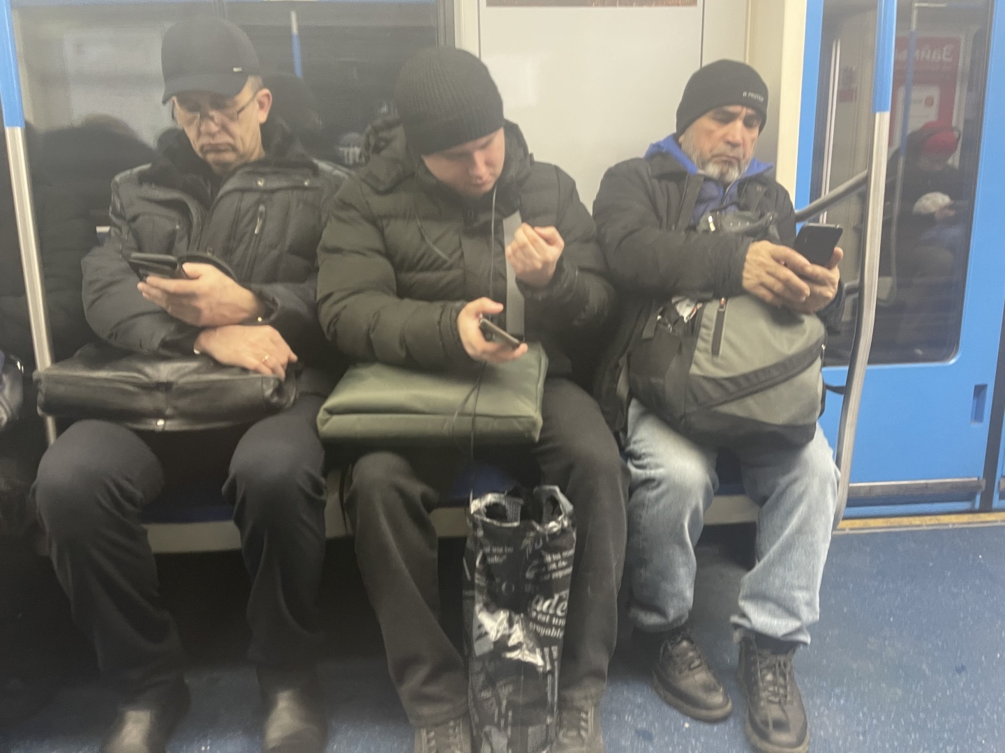 Статья – опрос: должен ли мужчина уступать женщине место в общественном транспорте? Или теперь женщина равная в правах с мужчиной?