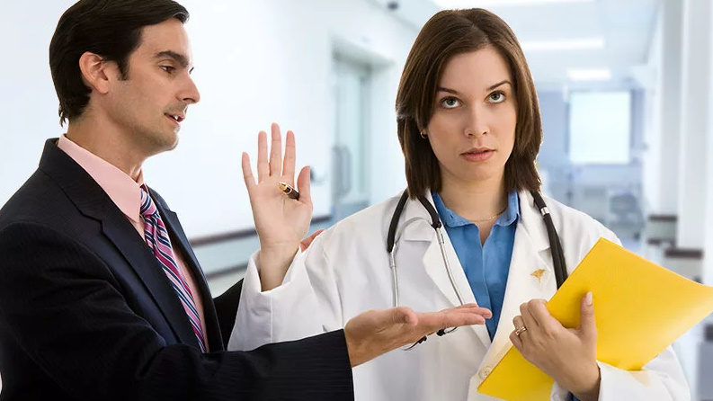"Недобрый доктор Айболит": если ваш врач делает следующие 3 вещи, с ним нужно распрощаться
