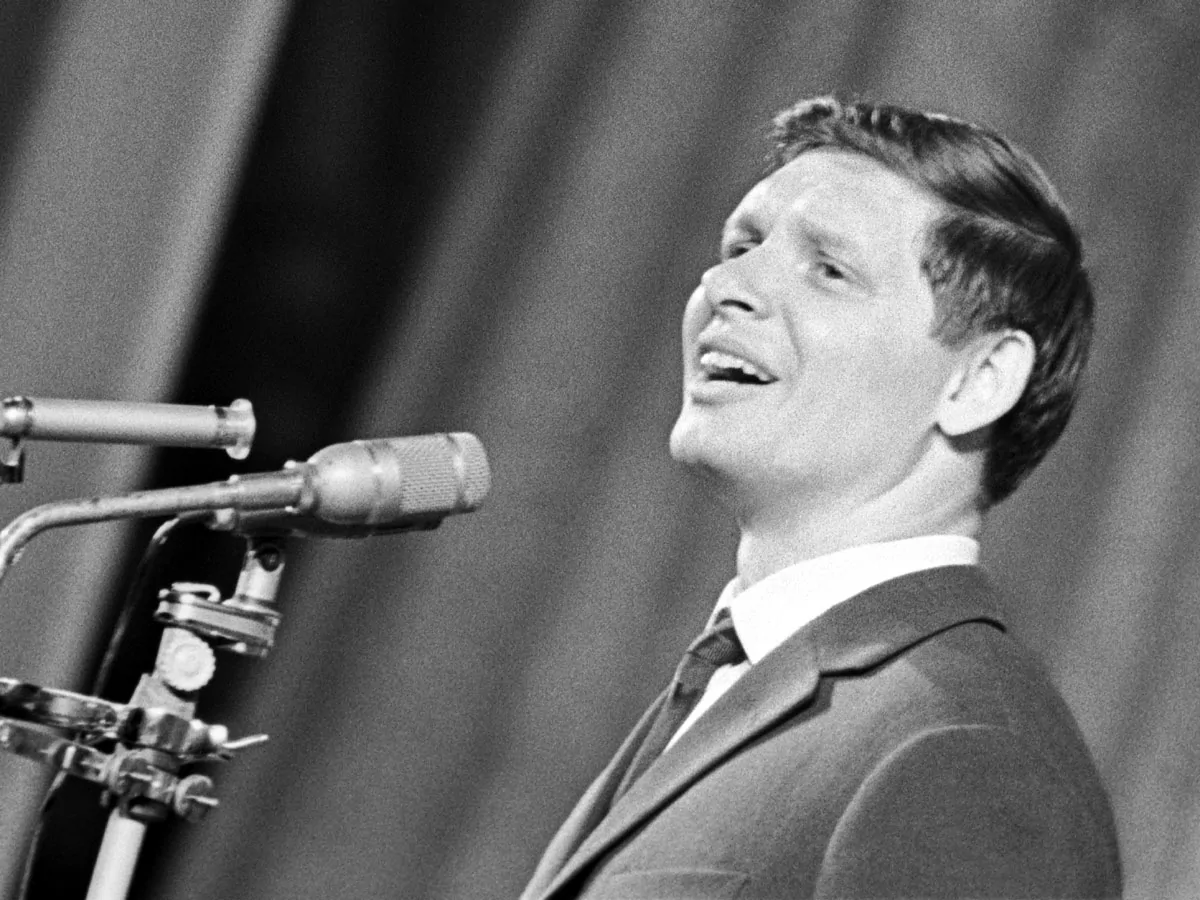 История о том, как Эдуард Хиль советских генералов шуточной песней обидел