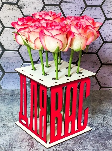 "Личное послание красоты: Именная ваза из слов - идеальный подарок на день праздник!"