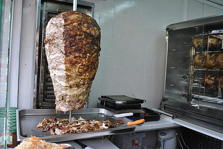 Как вы относитесь к всяким шаурмашным?в которых, непонятно, как готовят и из чего и в каких условиях(пока, их не проверят..