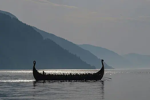 Любитель магнитной рыбалки нашел в реке 1000-летний меч викингов