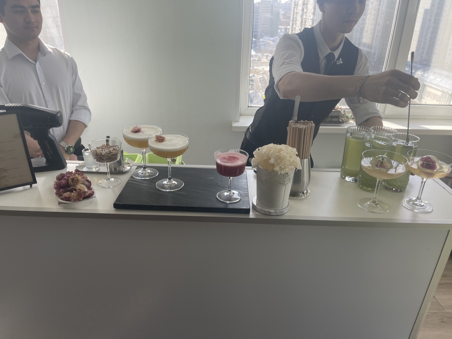 Как меня сегодня поздравили на работе с 8 Марта! Фото. Что вы дарите женщинам на 8 Марта? Рейтинг худших подарков