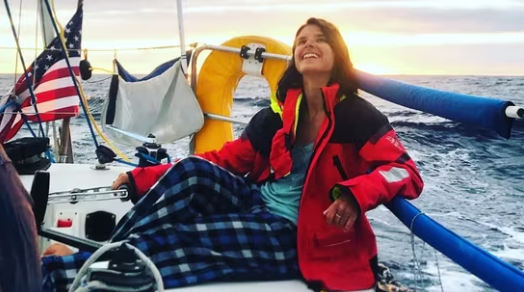 Кто такая Коул Брауэр? 29-летняя капитан стала первой женщиной из США, совершившей в одиночку кругосветное плавание