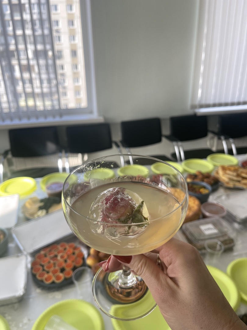 Как меня сегодня поздравили на работе с 8 Марта! Фото. Что вы дарите женщинам на 8 Марта? Рейтинг худших подарков