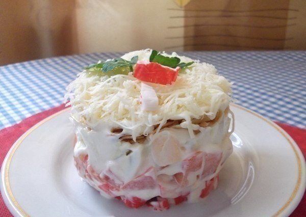 Салат с крабовыми палочками, свежими помидорами , чипсами и с душой! Вкусно и точка!