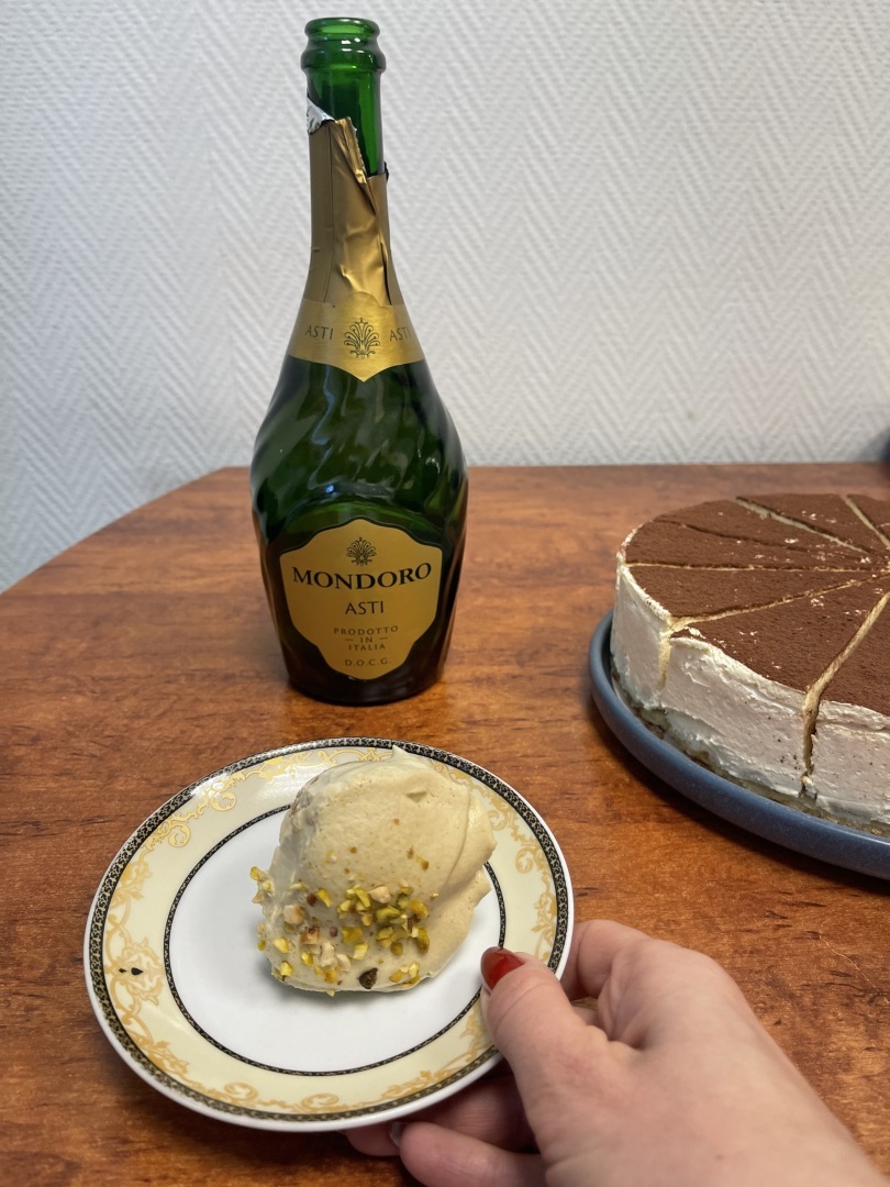 Как меня сегодня поздравили на работе с 8 Марта! Фото. Что вы дарите женщинам на 8 Марта? Рейтинг худших подарков