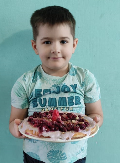 Сынок приготовил мне торт на 8 марта. Мечтает стать поваром, а в комментариях пишут, что он вырастит эгоистом и маменькиным сынком