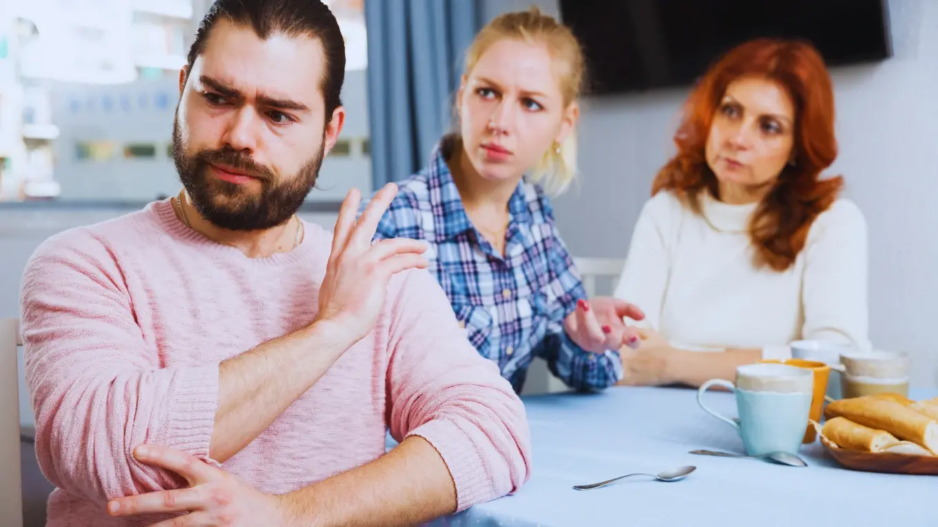 5 признаков того, что ваш муж портит ваши отношения со свекровью