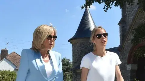 Президент Франции Эммануэль Макрон, 47 лет, впервые ответил на заявления о том, что его 70-летняя жена родилась мужчиной