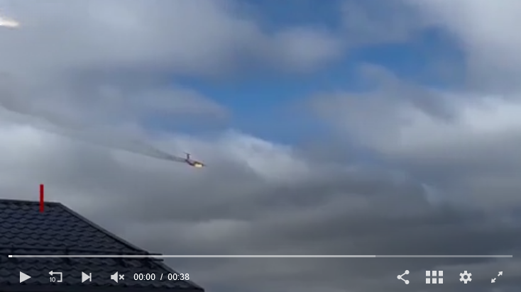 Драматический момент крушения российского военного грузового самолета с 15 людьми на борту