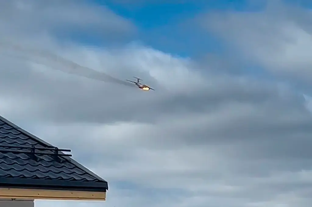 Драматический момент крушения российского военного грузового самолета с 15 людьми на борту