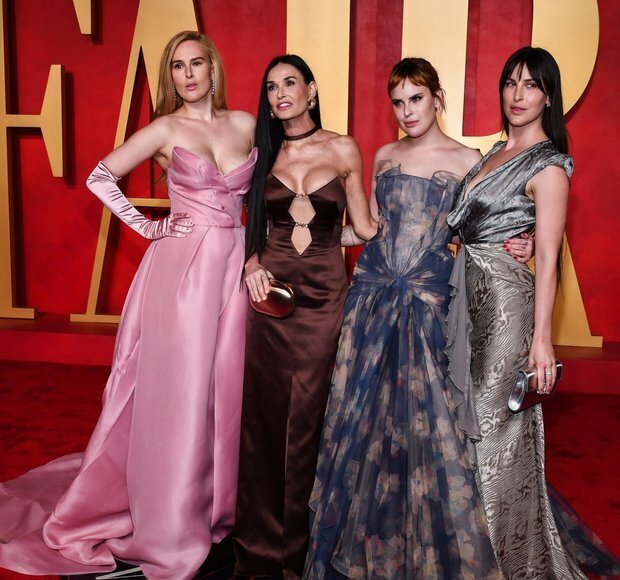 61-летняя Деми поразила Голливуд обнаженкой на Оскаре