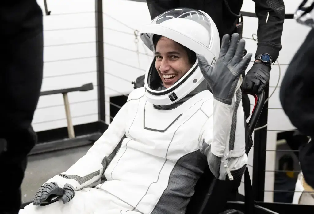 Четыре астронавта вернулись на Землю после шести месяцев пребывания на орбите