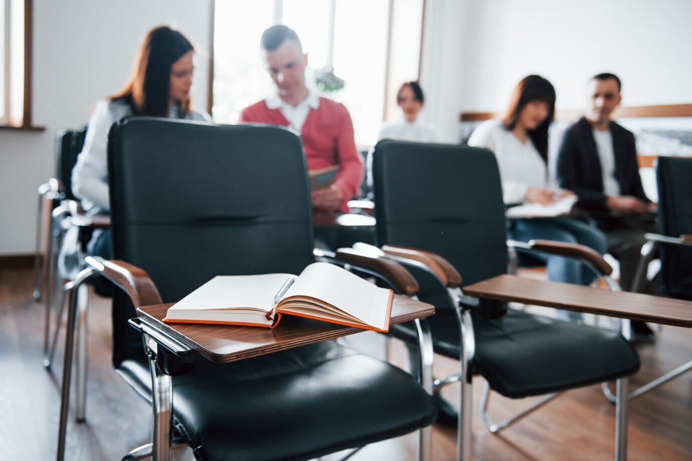 📚vs👥 Сравнительный анализ: книги vs курсы в саморазвитии.