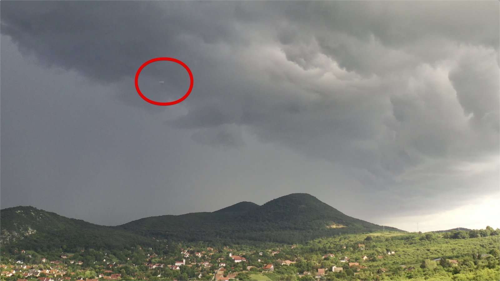 На видео сняли сигарообразный НЛО