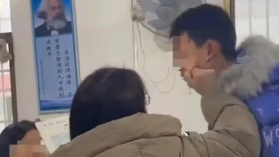 Школьный учитель ударил ученицу головой о парту и ударил мальчика по лицу в Китае