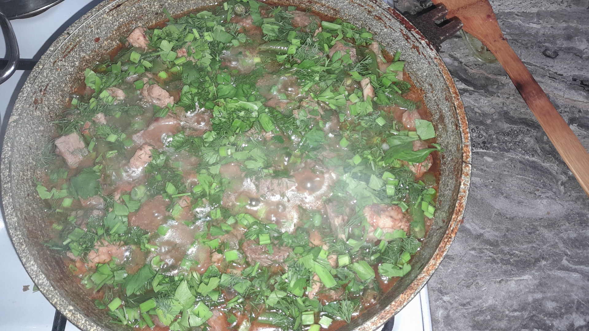 Мясо говядины с стручковой фасолью, и белым вином.