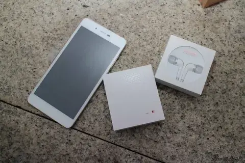 Крохотный смартфон: обзор и особенности