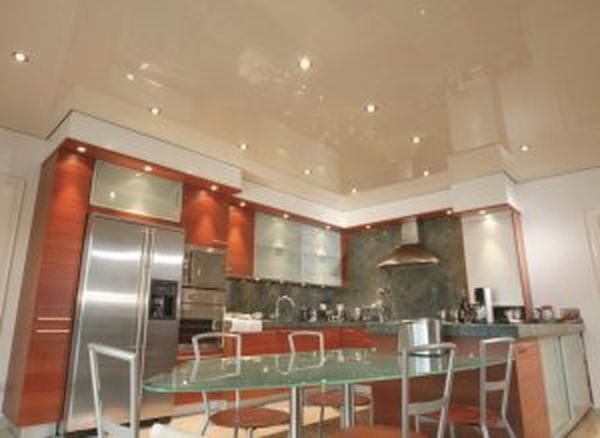 Советы по отделке потолка на кухне