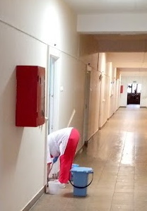 Можно ли мастеру по чистоте, уборщице, во время или после уборки садиться в спецодежде в буфете или в столовой за стол например?