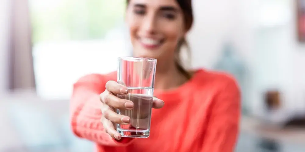 Одержимость водой зашла слишком далеко ! Сколько же , на самом деле, надо выпивать воды?