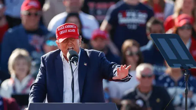 Комментарий Трампа о “Кровавой Бане” В центре внимания Предвыборной рекламы Байдена с быстрым Поворотом