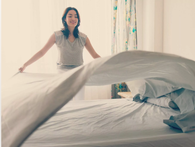 Как часто стирать и чистить спальные принадлежности?