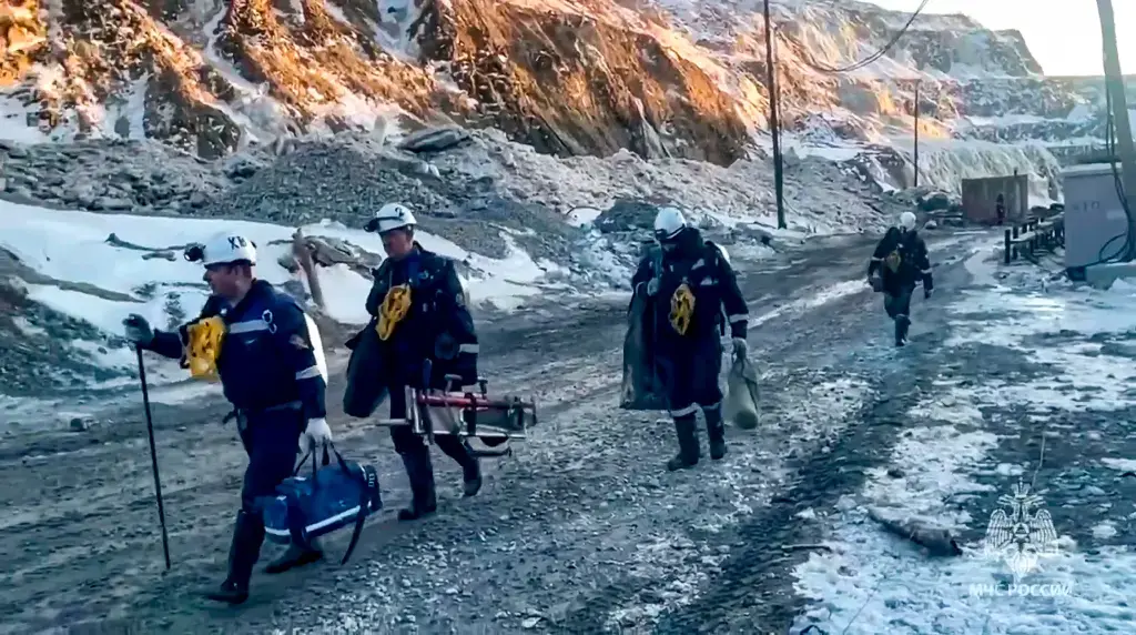 По меньшей мере 13 российских горняков оказались в ловушке на обрушившемся золотом руднике: чиновники