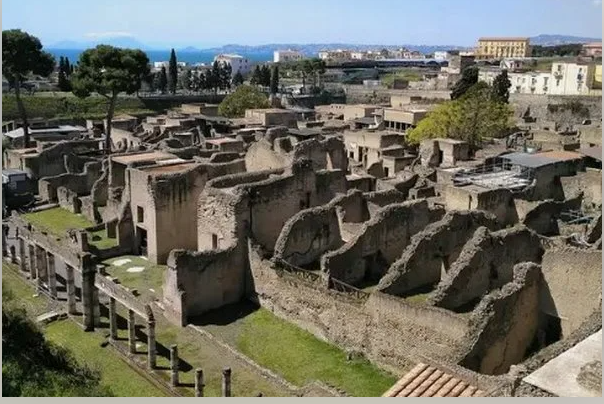 Помпеи — город, где остановилось время.