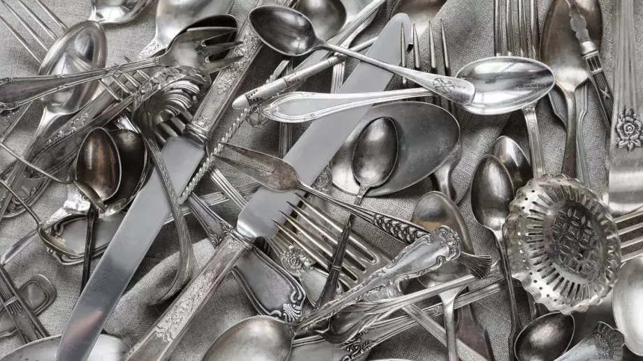 Как почистить столовое серебро.